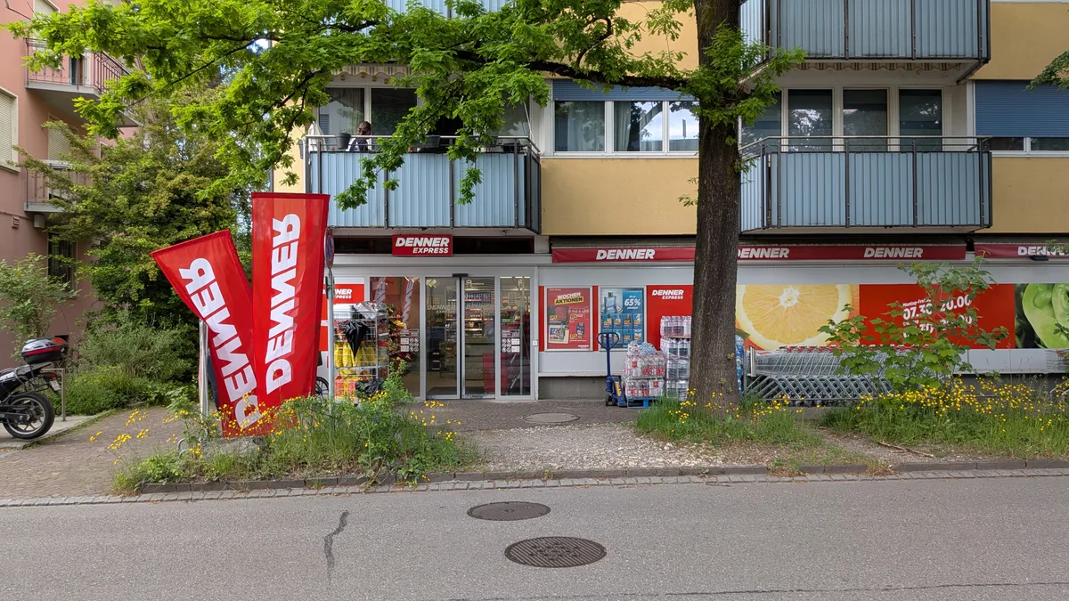 Aussenansicht eines kleinen Ladens.